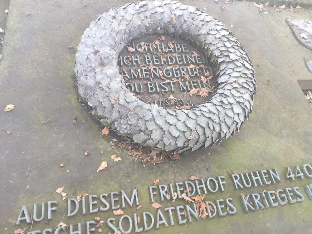 Blick über das Gräberfeld des deutschen Soldatenfriedhofs Langemark