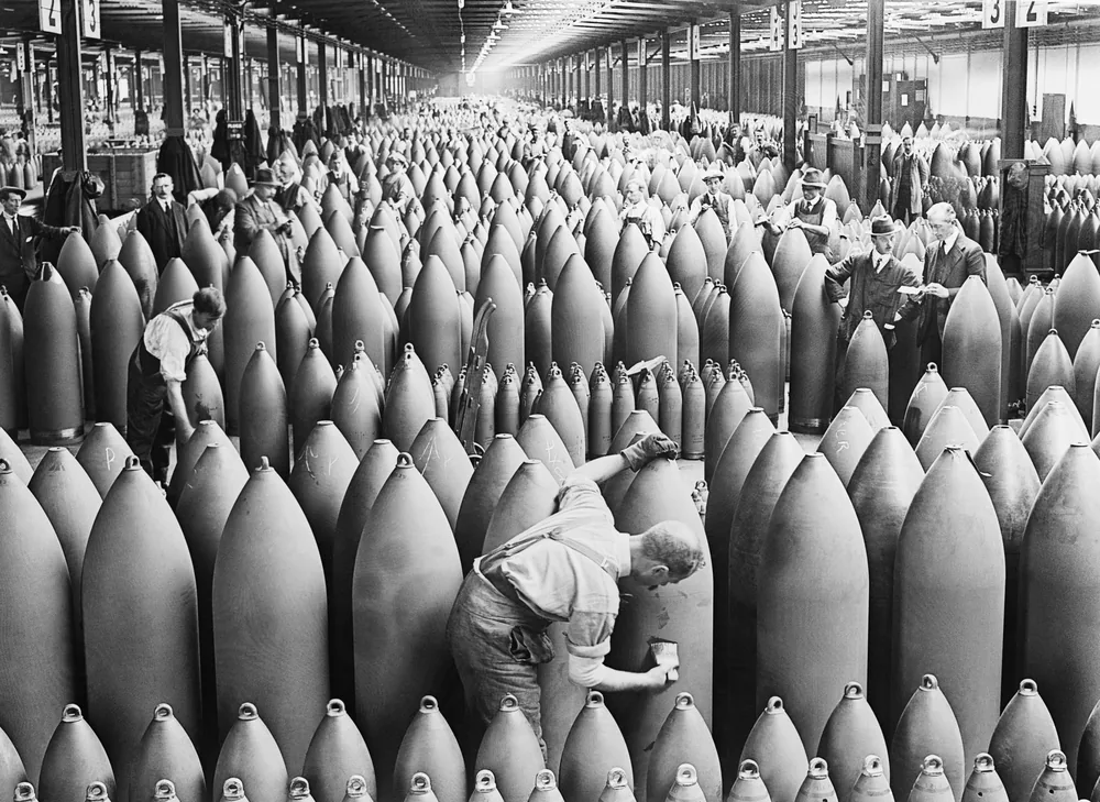 Arbeiterinnen bemalen Granaten in einer britischen Fabrik